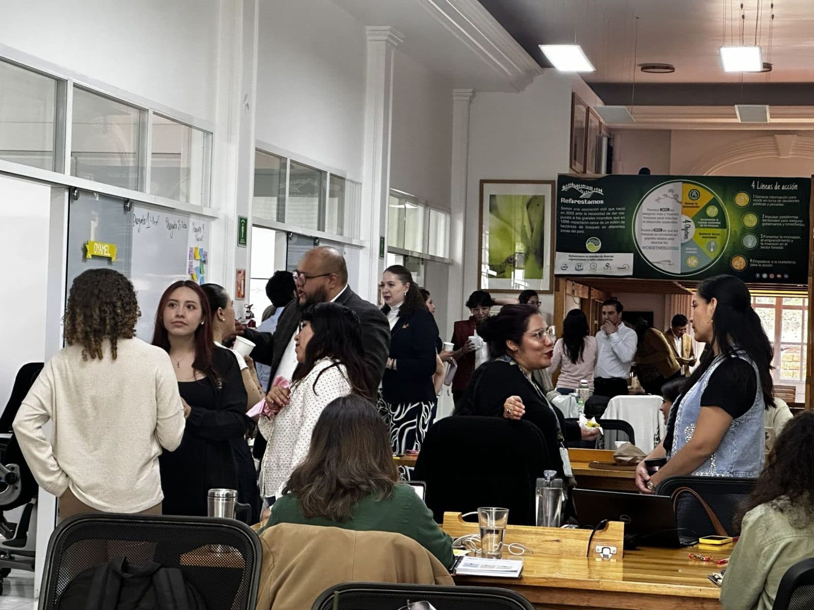 Integrantes de AMEBIN conversando durante un encuentro