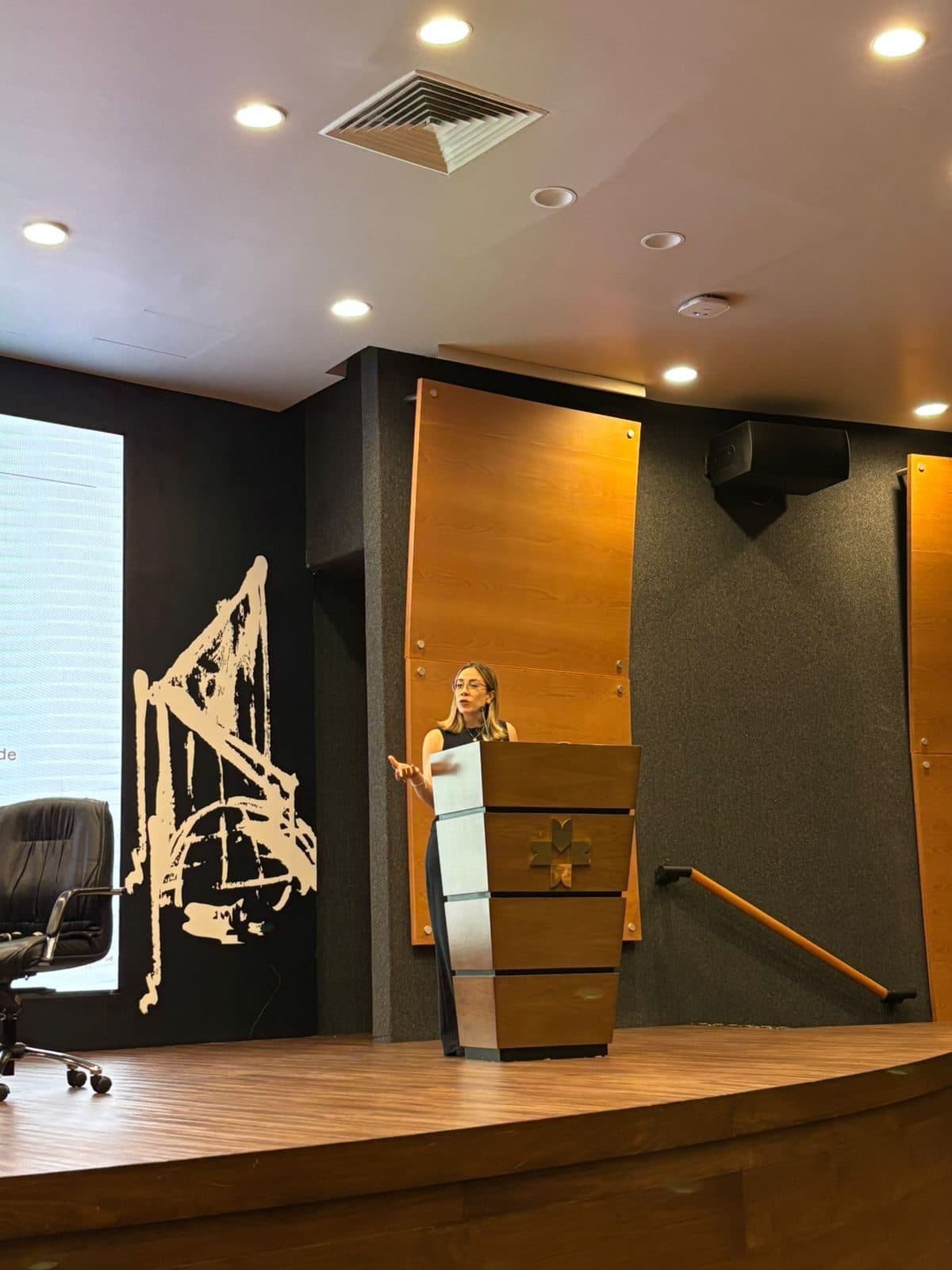 Ponente en un auditorio durante un evento de AMEBIN
