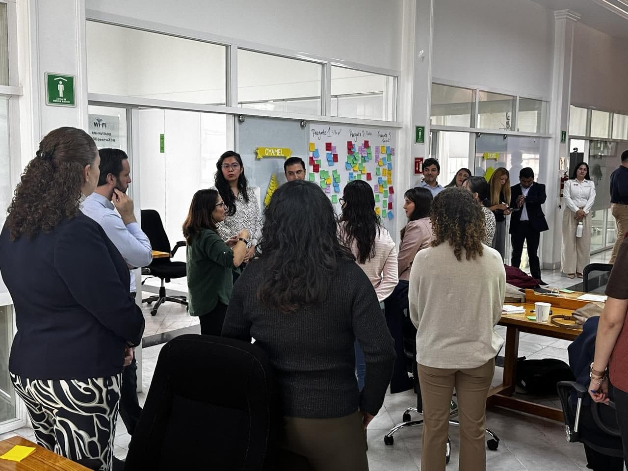 Taller participativo con notas adhesivas de colores